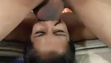 Яйца на лице жены друга во время ебли горла