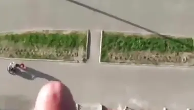 Активно ебет партнершу раком и кончает на людей с балкона