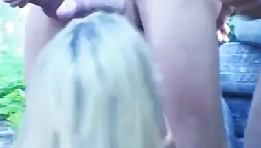 Три солдата отымели с двойным проникновением партизанку