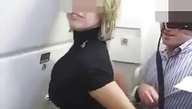 Пассажирка сделала минет и трахнулась с соседом по креслу в самолете