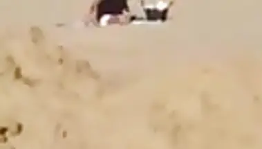 Баба в платье села пиздой на лицо мужика для куни на пляже