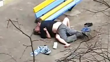 Бухая парочка занимается пьяным сексом у лавки во дворе жилого комплекса