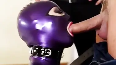 Приятели выебали на двоих сучку в фиолетовом костюме из латекса