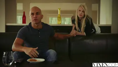 Худая падчерица была трахнута отчимом в киску с интимной стрижкой