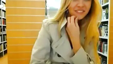 Длинноногая блондинка разделась на стриме в библиотеке