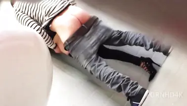 Подглядывает за еблей с телкой в лосинах в туалете