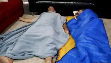 Ебется в бритую щель на члене спящего мужа подруги