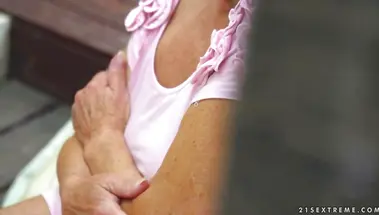 Сисястая внучка вылизала пизду морщинистой бабушки и села ей на лицо