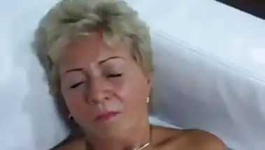 Оператор трахает пенсионерку после мастурбации на кастинге