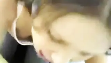 Незнакомка глотает сперму, исполнив на члене минет в лифте