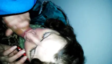 Изменщица сосёт хуй любовника и говорит по мобиле с мужем в подъезде