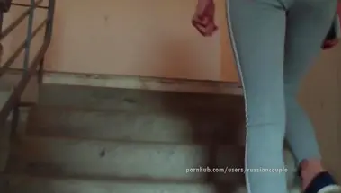 Русская сучка облизывает сперму с конца после ебли раком в подъезде