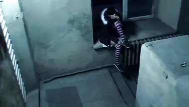 Русский панк в дождевике дал на клык эмо телке в подъезде