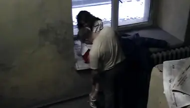 Русские любовники ебутся на подоконнике и пьют коньяк в подъезде