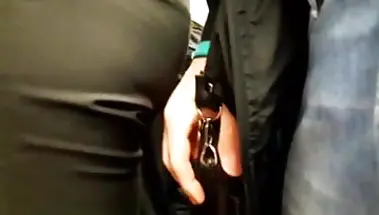 Осторожно трогает бабскую задницу в черных штанах в метро