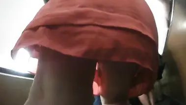 Тайно снимает промежность незнакомки под платьем в метро