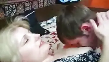 Сынок обкончал русской маме грудь, сделав куни и поимев её