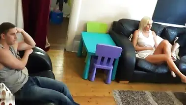 Мачеха светит перед сыном жопой и пиздой, сидя возле мужа