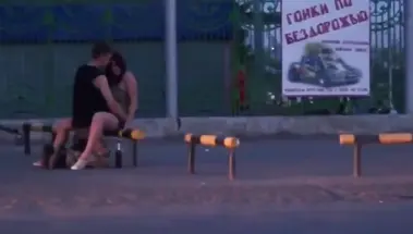 Пьяный пацан дрочит член на голую промежность русской девки в центре Сочи