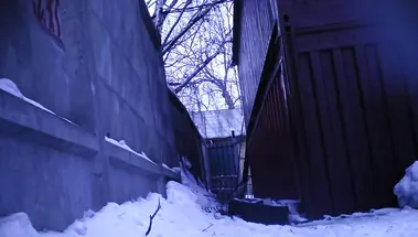 Русские сучки ссут за гаражами, не зная о скрытой камере