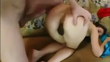 Теребит пальцам мохнатую пизду, трахая любовницу в анал