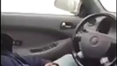 Казанская шлюха говорит с мужем и дрочит член любовника в машине