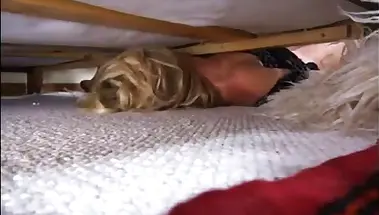 Пасынок делает куни и трахает мачеху, застрявшую под кроватью