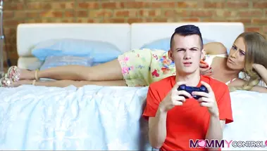 Мама контролирует, как сын вылизывает подружке пизду