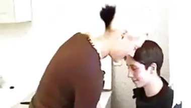 Русская мама трахается с сыном на кухне перед завтраком