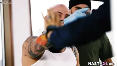 Богач заплатил бандитам за грубую еблю его жены