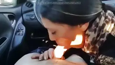 Цыганка довела таксиста до камшота в рот минетом в машине