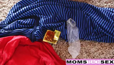 Мама учит сына неудачника сексу вместе с его подружкой