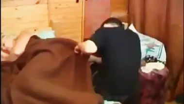 Сын отымел маму в рот и пизду, разбудив её подсматриванием