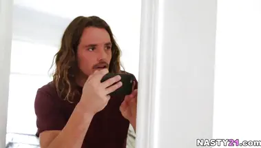 Пасынок отымел мачеху, поймав её на разговоре с любовником