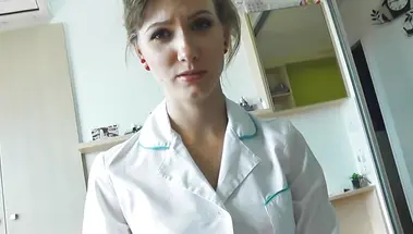 Медсестра подрочила больному хуй и трахнулась через дырку в колготках