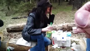 Русский студент дрочит хуй перед тремя зрелыми преподшами в лесу