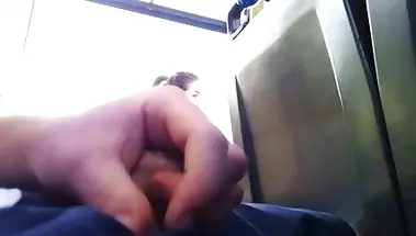 Студентка охуела, увидев онаниста с мелким членом в автобусе