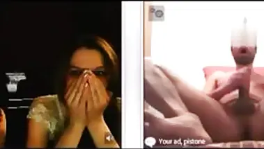 Парень наяривает хуй перед вебкамерой в Chatroulette