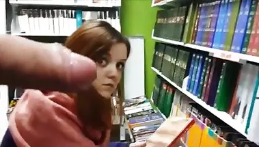 Продавец светит хуем перед телками в книжном магазине