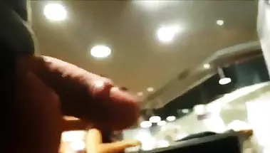 Зрелый онанист показывает продавщице в магазине хуй