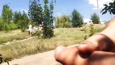 Дурачок Валера дрочит хуй на проходящих незнакомок