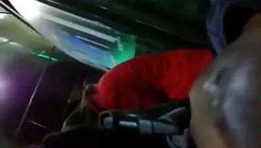 Негр дрочит хуй перед студенткой в автобусе