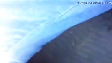 Русская блядь сосёт хуй незнакомца в машине и стримит в Перископе