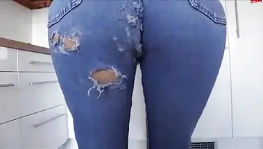 Обкончал рваные джинсы любовницы, отодрав её раком на кухне