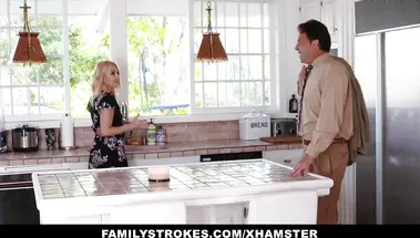 Отец застал сына, кончающего мачехе на лицо