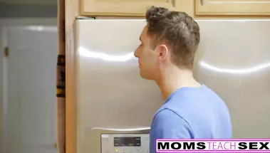 Мама сидит киской на лице дочки, пока бойфренд её трахает