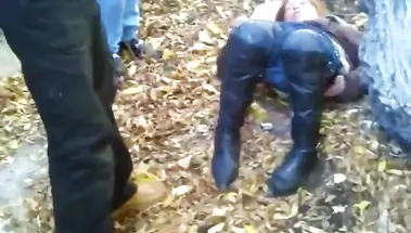 Русское быдло издеваются над парой алкашей, заставив их ебаться